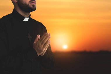 Genç rahip sabah Tanrı 'ya dua ediyor.