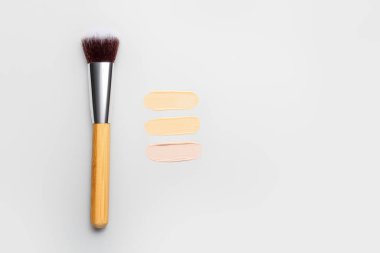 Makyaj temeli örnekleri ve hafif arkaplan fırçası