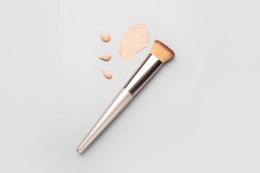 Makyaj temeli örnekleri ve hafif arkaplan fırçası