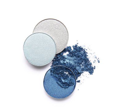 Beyaz arkaplanda ezilmiş göz farı