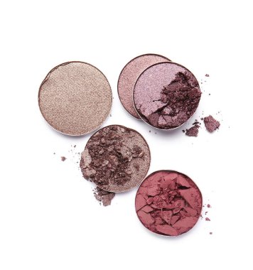 Beyaz arkaplanda ezilmiş göz farı