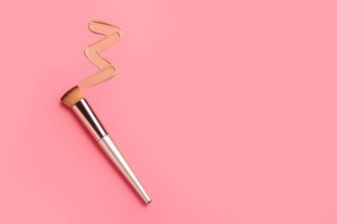 Makyaj temeli örneği ve renk arkaplan fırçası