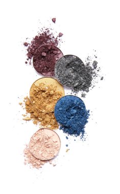 Beyaz arkaplanda ezilmiş göz farı