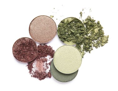 Beyaz arkaplanda ezilmiş göz farı