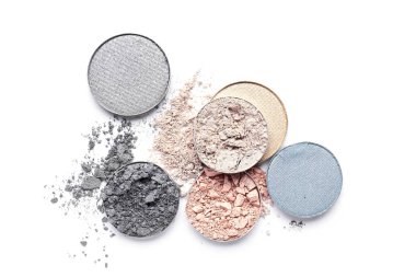 Beyaz arkaplanda ezilmiş göz farı