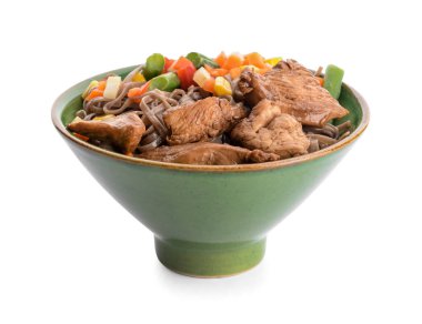 Lezzetli soba erişteli kase ve beyaz arka planda et.