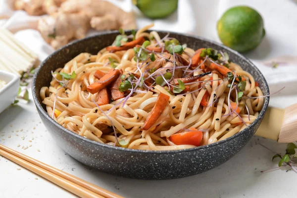 Frying Pan Noodles Meat Light Background — Stock Photo, Image