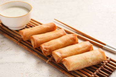 Kızarmış börek ve hafif arkaplanda sos.