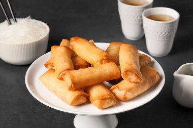 Lezzetli kızarmış böreklerle koyu arka planda durun.