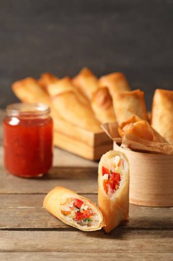 Lezzetli kızarmış börek ve ahşap arka planda sos.