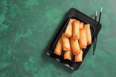 Renkli arkaplanda lezzetli kızarmış börek tabağı