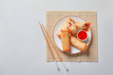 Lezzetli kızarmış börek ve hafif arka planda sos tabağı.