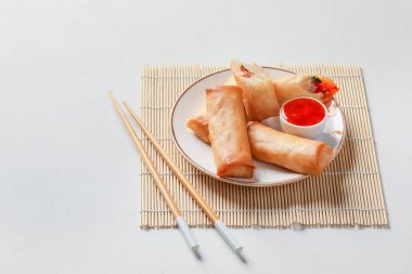 Lezzetli kızarmış börek ve hafif arka planda sos tabağı.