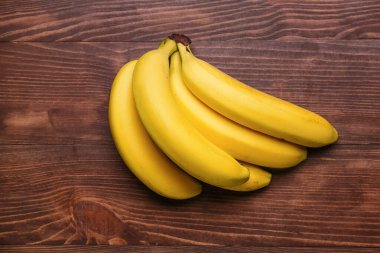 Ahşap arka planda olgun muzlar