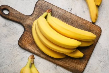 Hafif zemin üzerinde olgun muzlar olan tahta