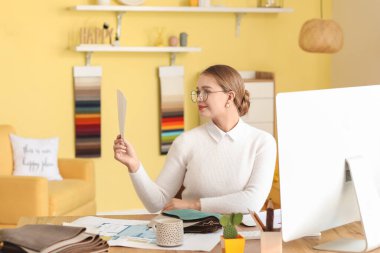 Ofisinde çalışan kadın iç mimar.
