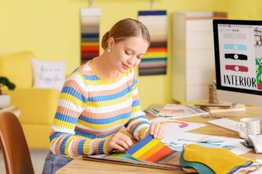 Ofisinde çalışan kadın iç mimar.