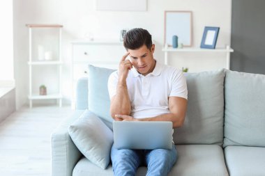 Stresli genç adam psikoloğa evde online danışmanlık yapıyor.