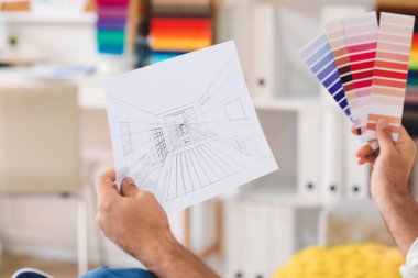 Ofisinde çalışan erkek iç mimar, yakın plan.