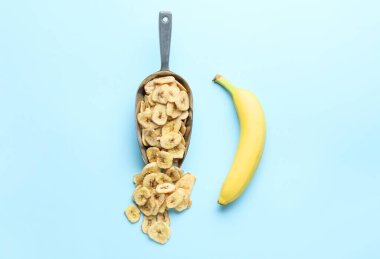 Taze muz ve arka planda çıtır cipsler.
