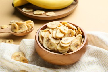 Masada bir kase gevrek muz cipsi.