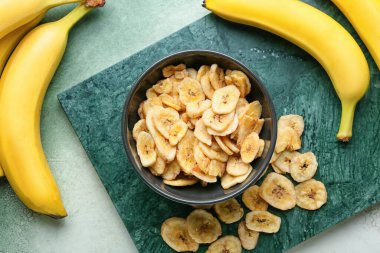 Taze muzlar ve arka planda gevrek cipsler.