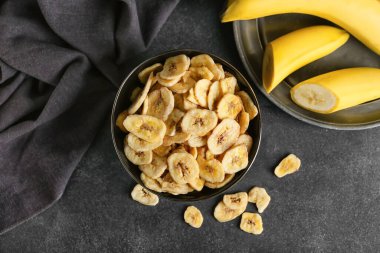 Taze muzlar ve arka planda çıtır çıtır cipsler.