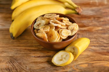 Tahta masada taze muzlar ve çıtır cipsler.