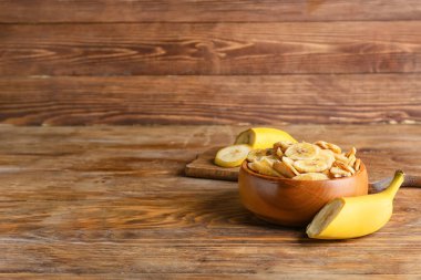 Tahta masada taze muzlar ve çıtır cipsler.