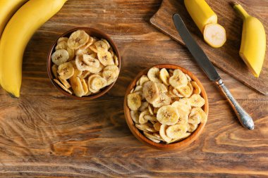 Tahta masada taze muzlar ve çıtır cipsler.