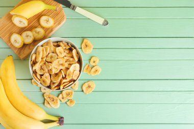 Taze muzlar ve ahşap arkaplanda gevrek cipsler.