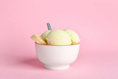 Renkli kasede muzlu dondurma.