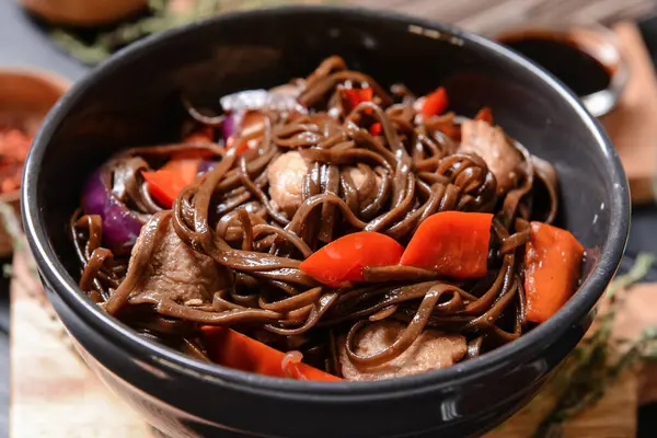 Plate Tasty Soba Noodles Meat Dark Background — Stock Photo, Image