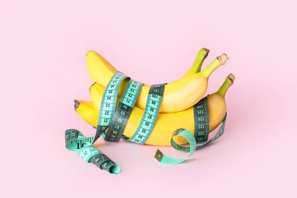 Ripe Bananas Measuring Tape Color Background Weight Loss Concept — Stock Photo, Image