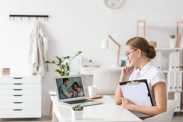 Psychologist Working Family Online While Sitting Office — Stock Photo, Image