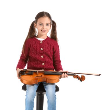 Beyaz arka planda keman çalan küçük kız