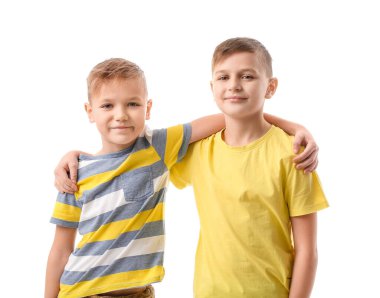 Beyaz arka planda sevimli küçük çocuklar.