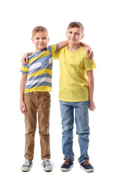 Beyaz arka planda sevimli küçük çocuklar.