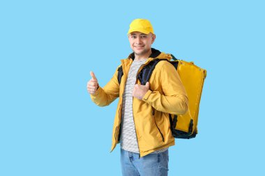 Yemek dağıtım servisi renk arkaplanında başparmağını kaldırıyor