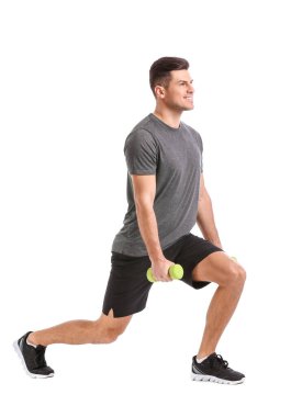 Beyaz arka planda dambılları olan sportif genç adam eğitimi.