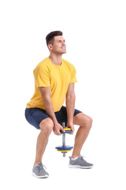 Beyaz arka planda dambılı olan sportif genç adam eğitimi.