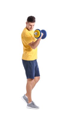 Beyaz arka planda dambılı olan sportif genç adam eğitimi.