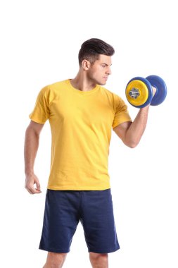 Beyaz arka planda dambılı olan sportif genç adam eğitimi.