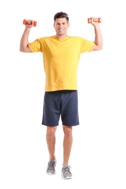 Beyaz arka planda dambılları olan sportif genç adam eğitimi.