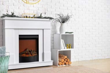 Şömineli modern oturma odasının içi.