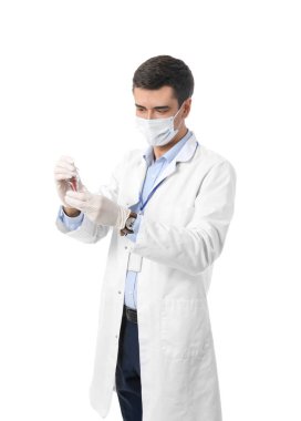 Beyaz arka planda erkek dişçi