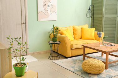 Modern oturma odasının içinde şık bir kanepe.