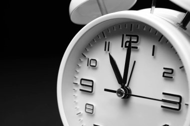 Siyah arkaplanda alarm saati, yakın plan