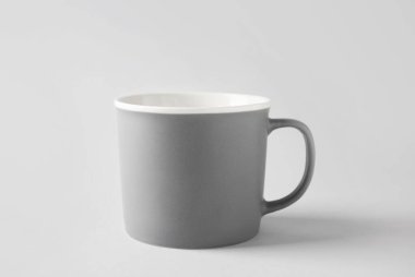 Açık arkaplanda boş bardak