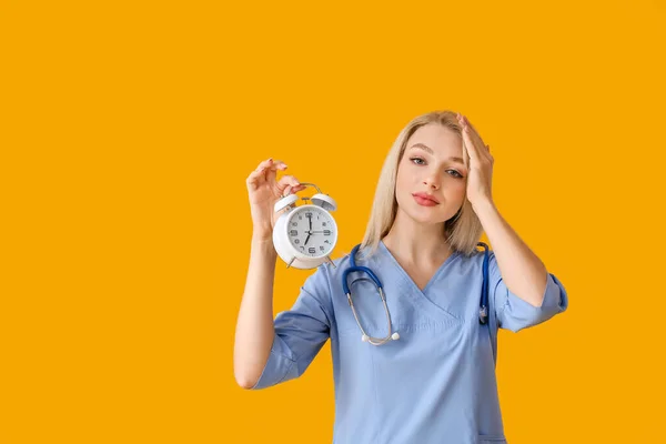 Female Doctor Alarm Clock Color Background Time Check Your Health — Stock Photo, Image
